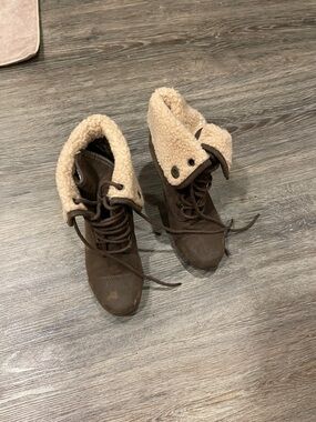 BONGO Brown Lace-Up Ankle Boots with Cream Sherpa Cuff